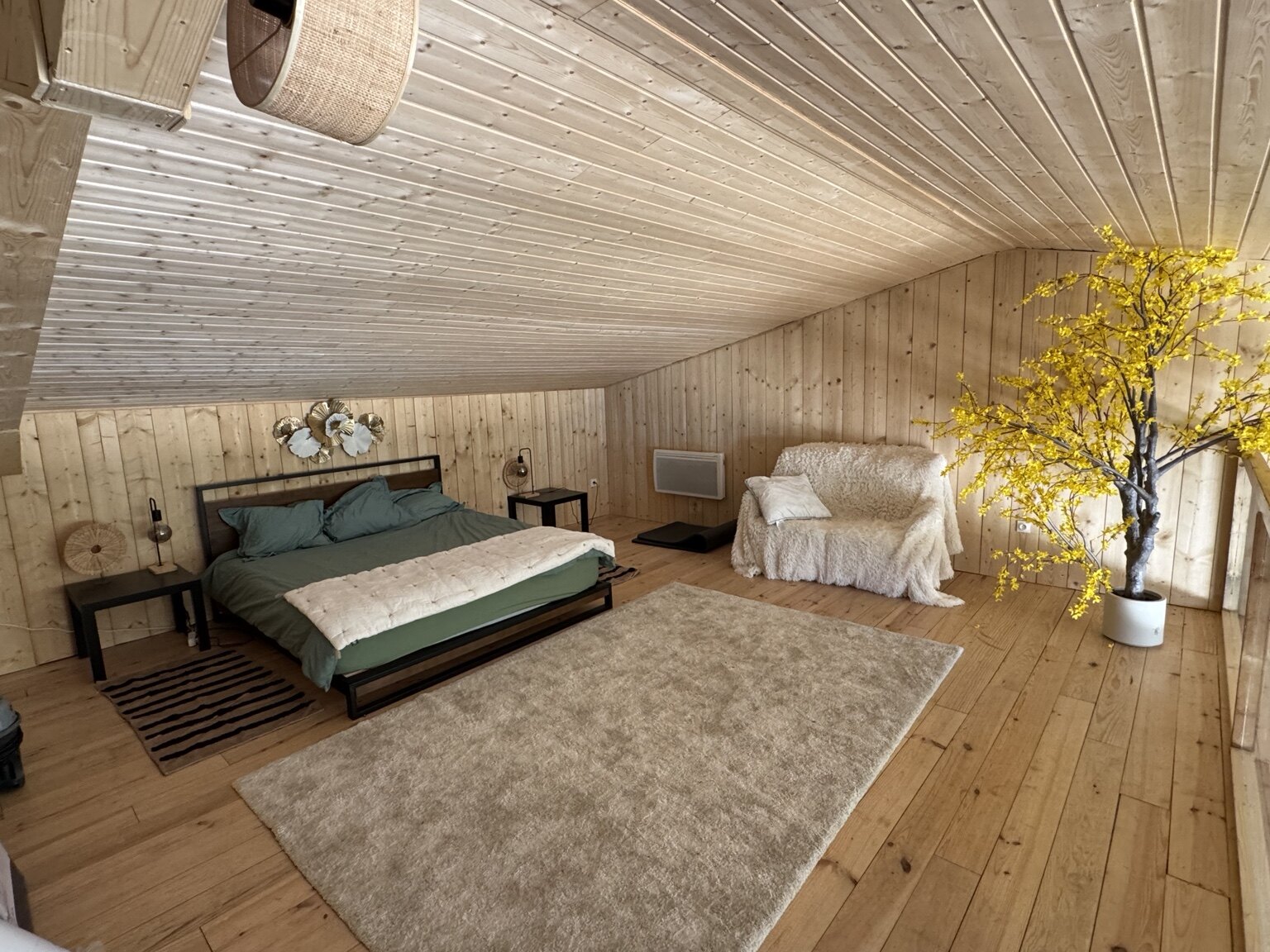 Grande chambre en bois clair de La Grèze
